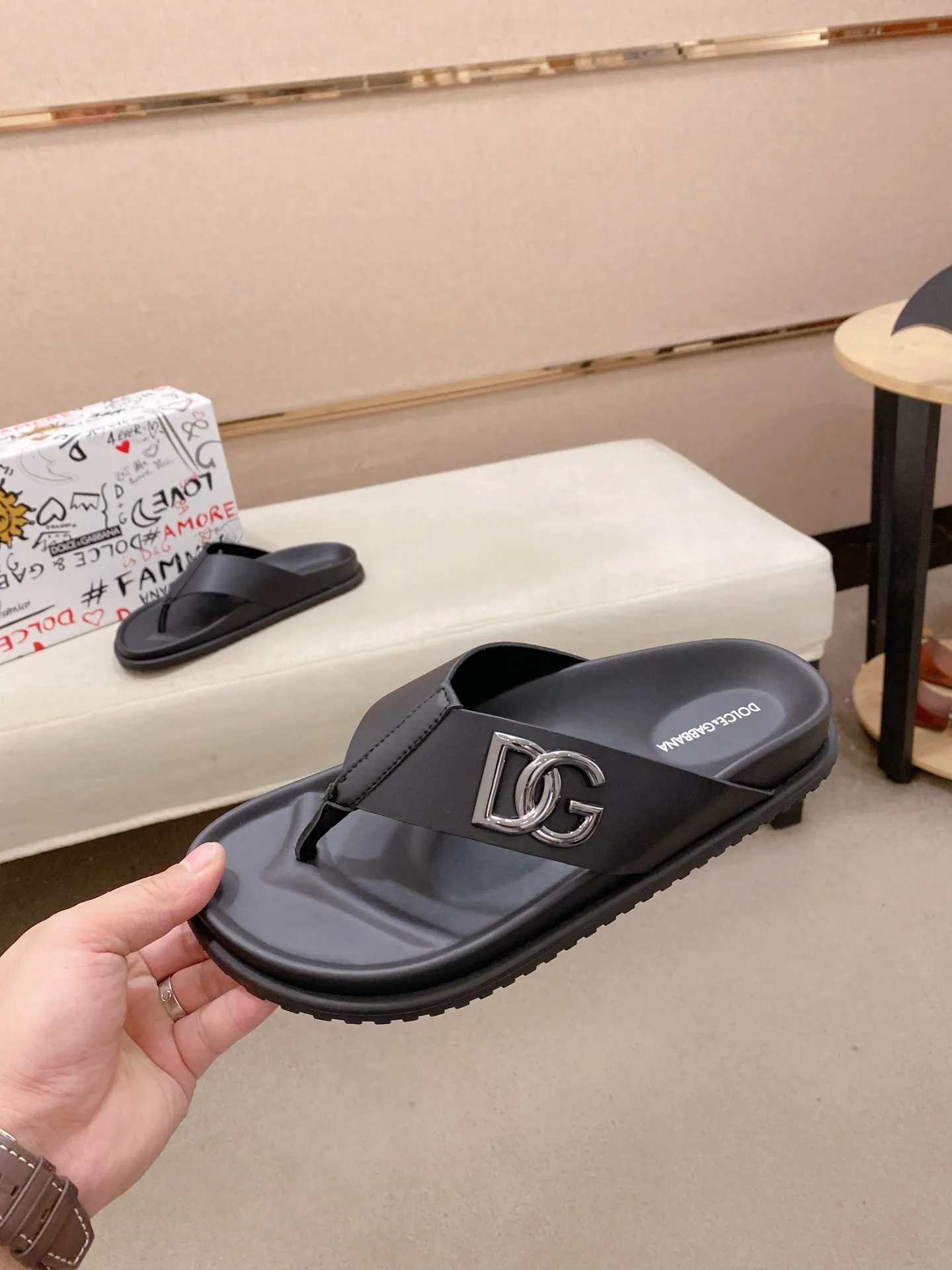 Factory price: 300💰 DG men's sandals and slippers. Showcase high-end style design. The DG strap is embellished with an aluminum DG buckle to enhance the style. Paired with a comfortable tonal notch sole, they pair easily with shorts or jeans for a sophisticated look. Main body: cow leather, technical fabric lining: cow leather, with adjustable straps, aluminum DG buckle, EVA insole, tonal notch rubber outsole splicing structure 👌 Size: 38-44 Customized 45